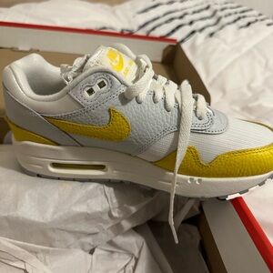 Nike Women's Sneakers in White and Yellow